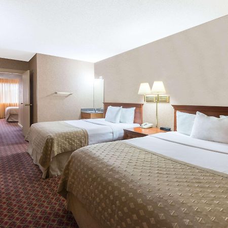 Ramada By Wyndham Topeka Downtown Hotel & Convention Center Esterno foto