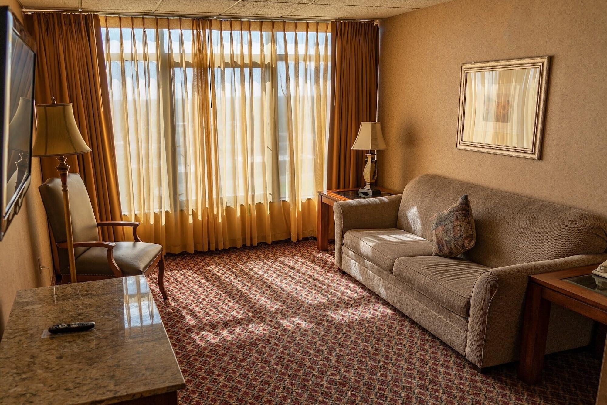 Ramada By Wyndham Topeka Downtown Hotel & Convention Center Esterno foto