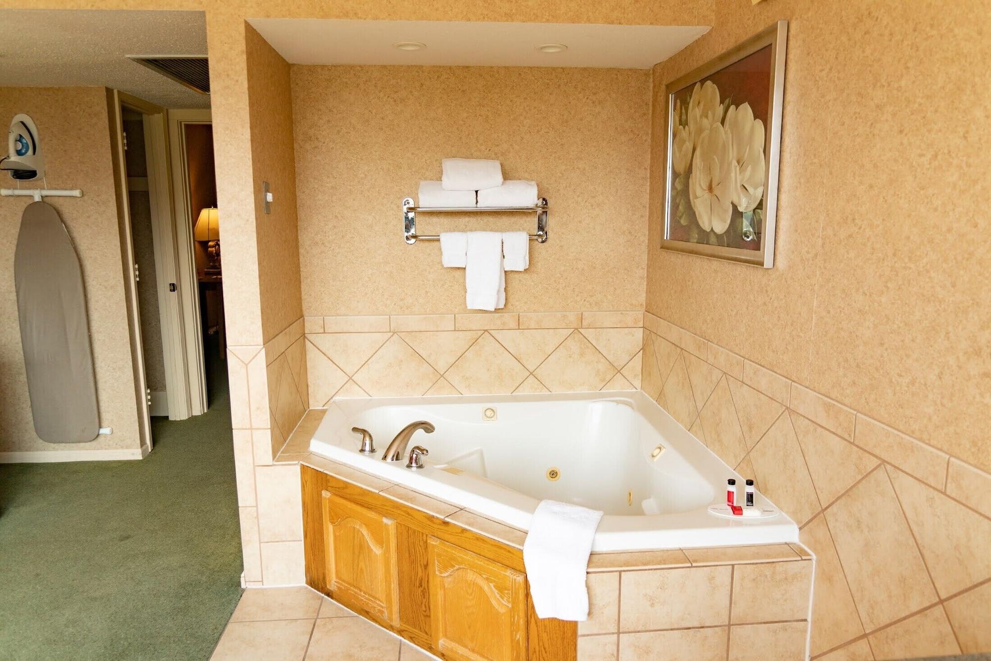 Ramada By Wyndham Topeka Downtown Hotel & Convention Center Esterno foto