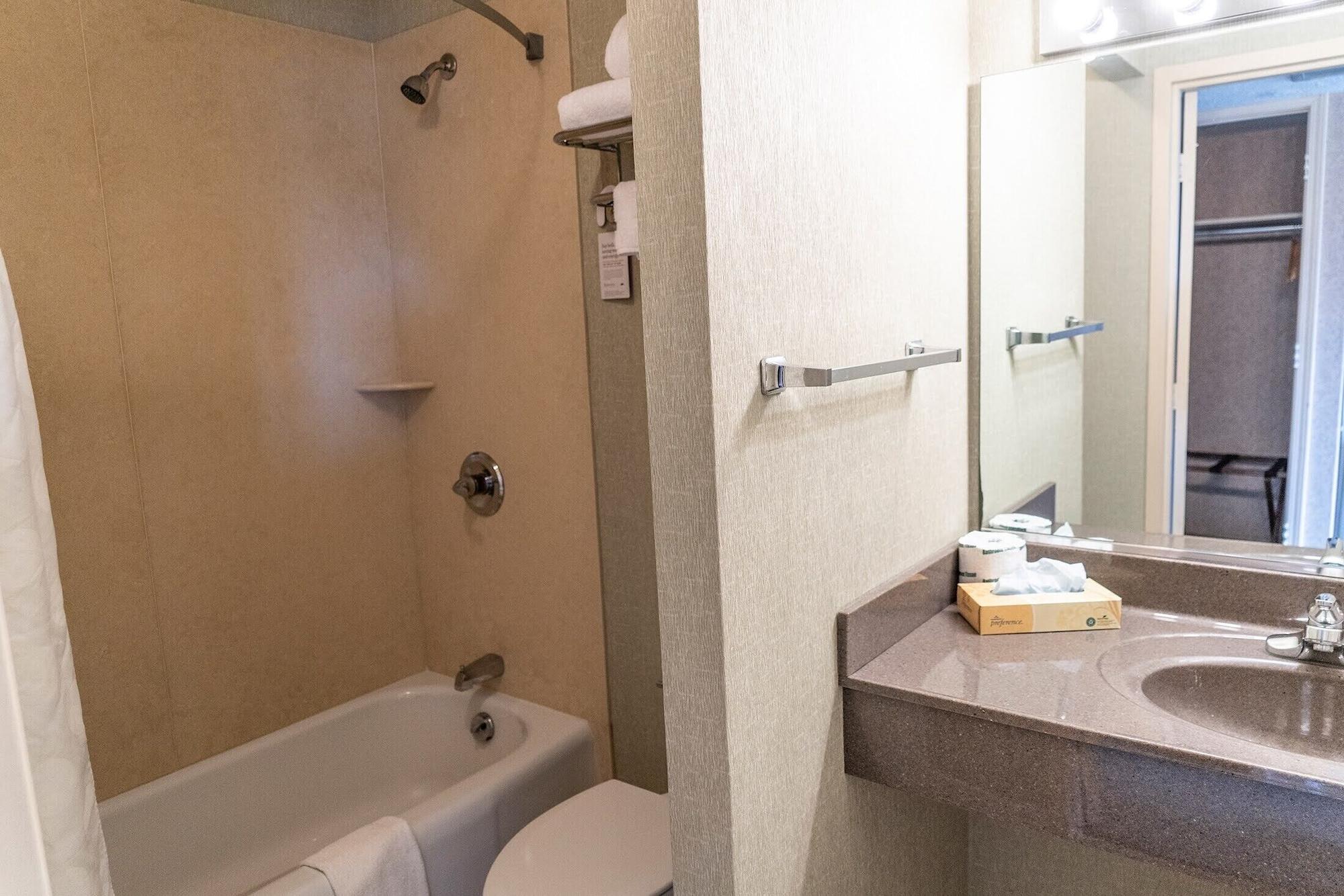 Ramada By Wyndham Topeka Downtown Hotel & Convention Center Esterno foto
