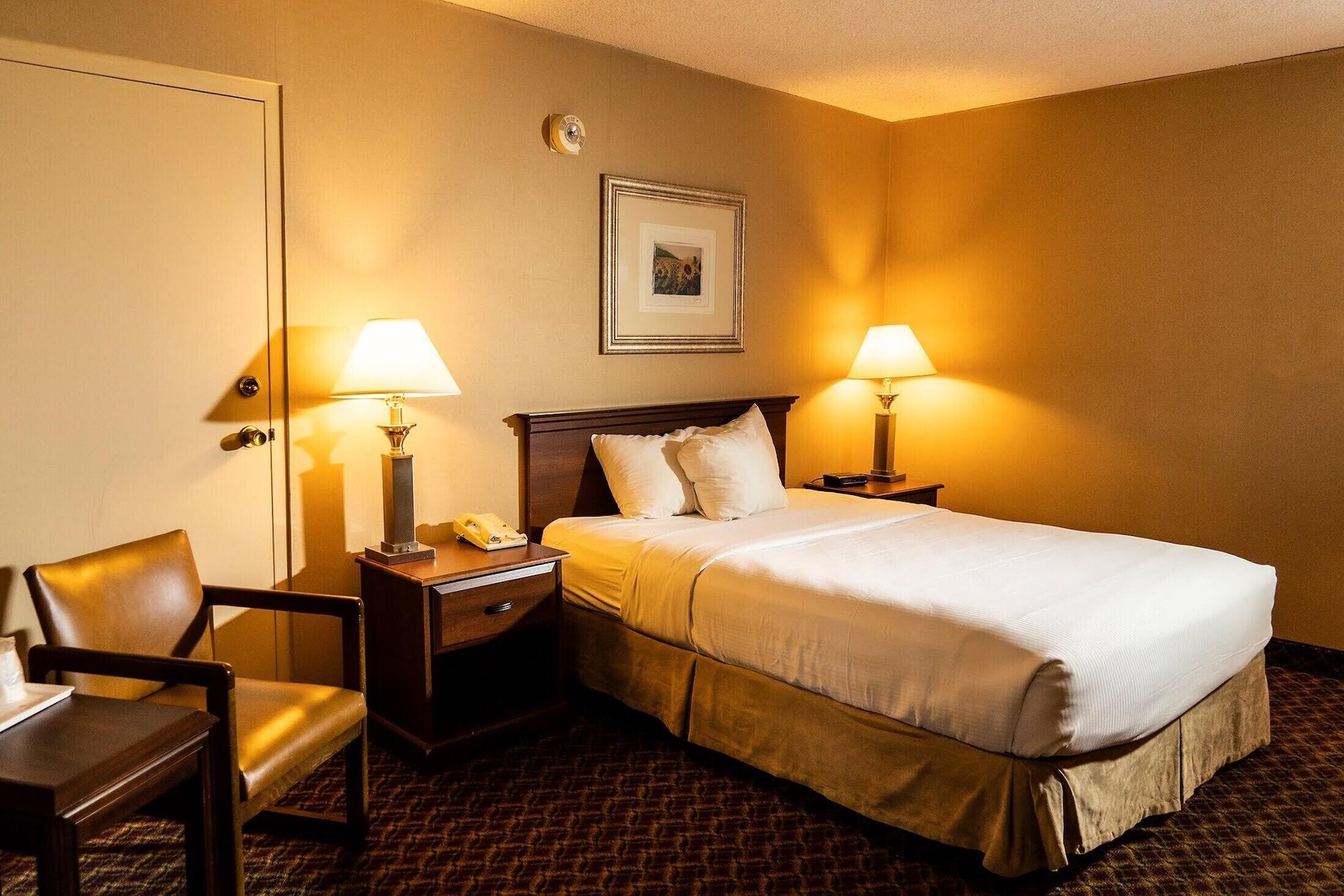 Ramada By Wyndham Topeka Downtown Hotel & Convention Center Esterno foto