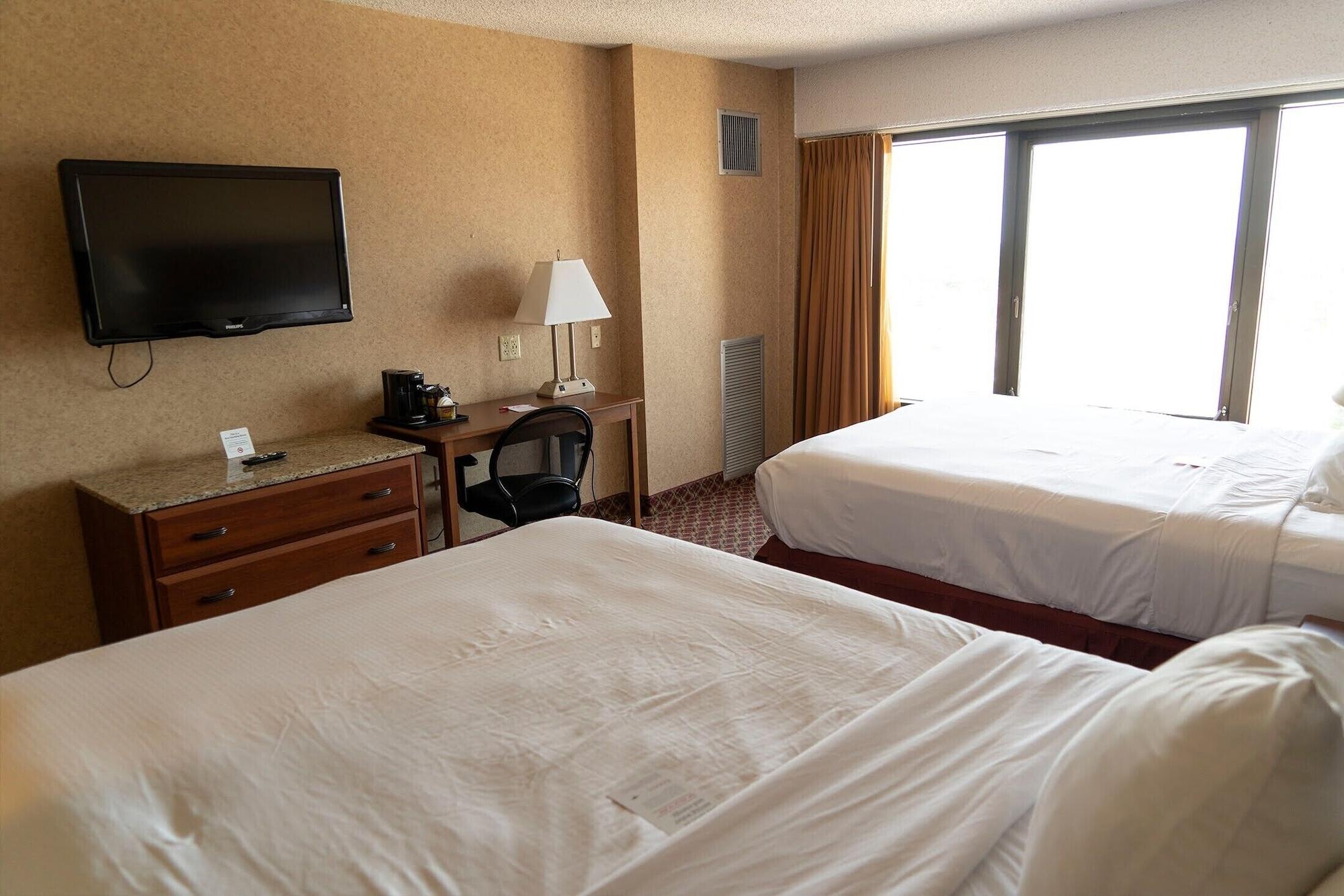 Ramada By Wyndham Topeka Downtown Hotel & Convention Center Esterno foto