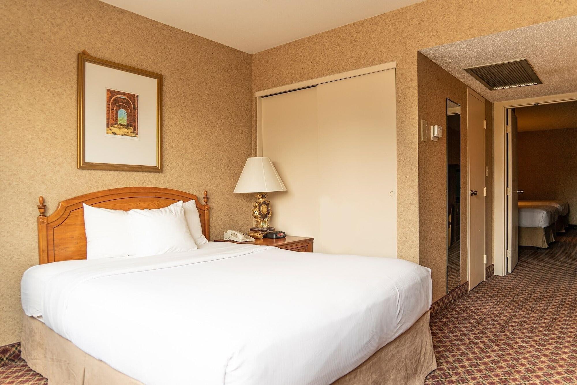 Ramada By Wyndham Topeka Downtown Hotel & Convention Center Esterno foto