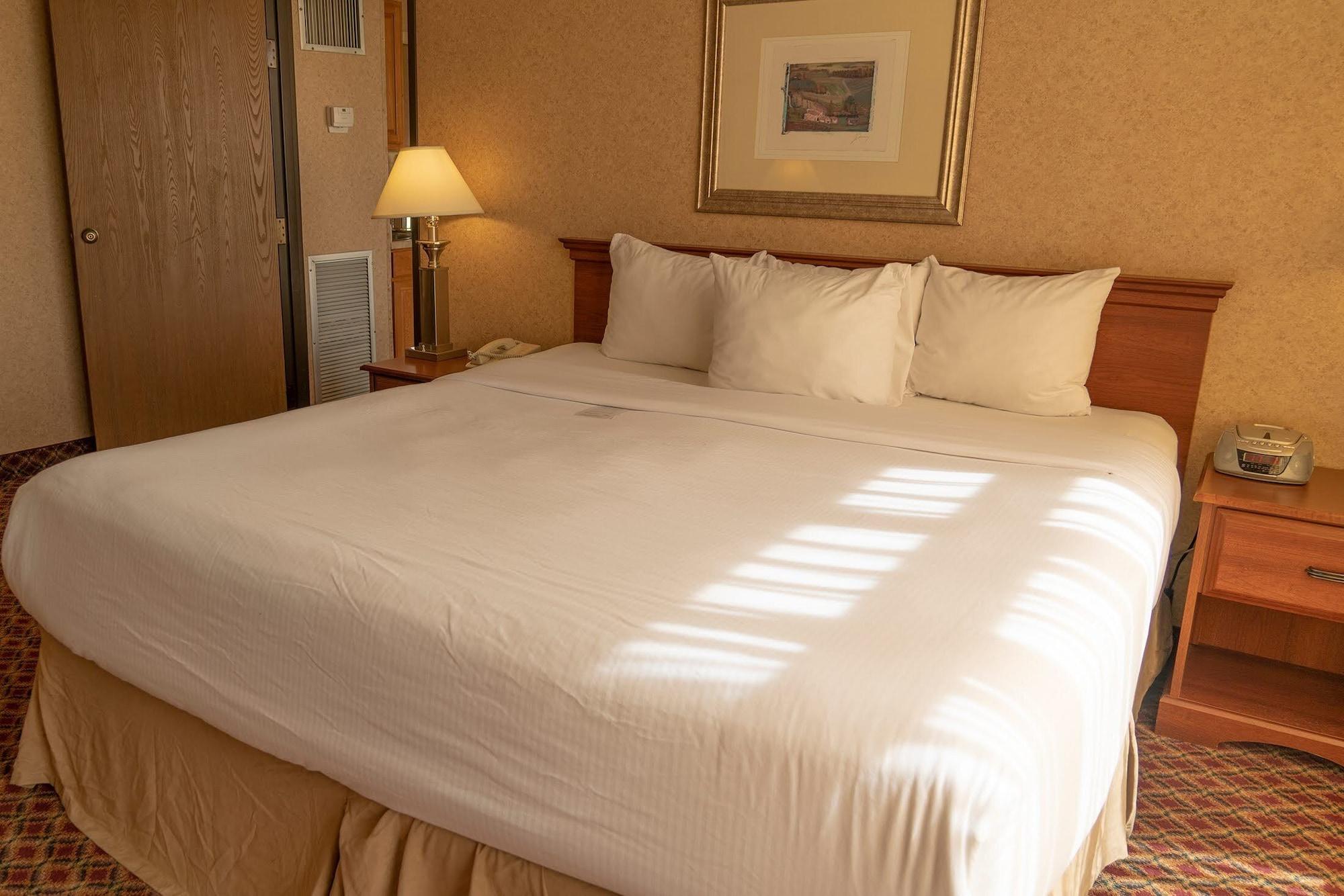 Ramada By Wyndham Topeka Downtown Hotel & Convention Center Esterno foto
