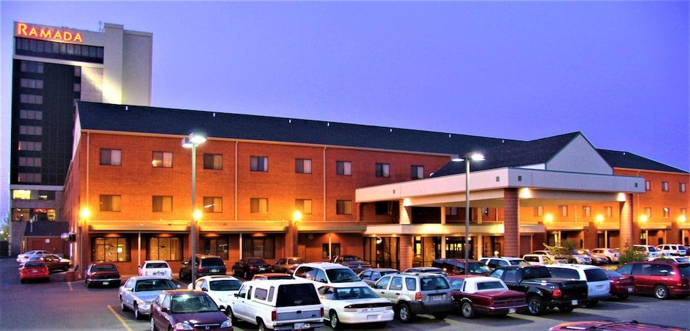 Ramada By Wyndham Topeka Downtown Hotel & Convention Center Esterno foto