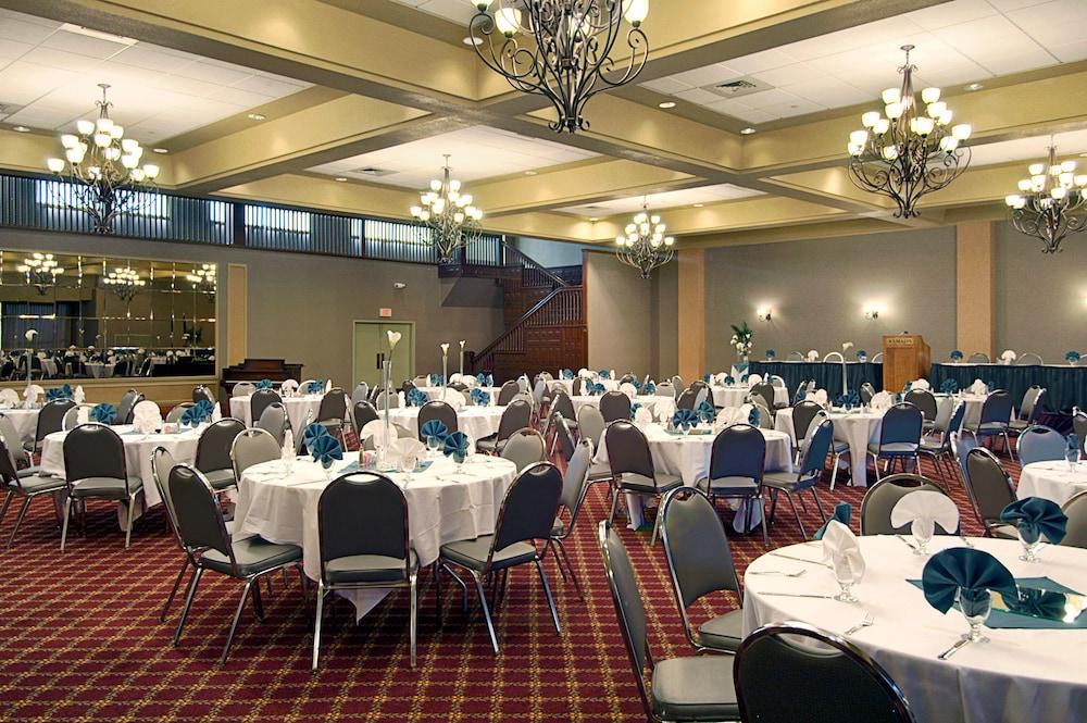 Ramada By Wyndham Topeka Downtown Hotel & Convention Center Esterno foto