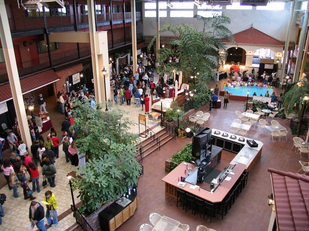 Ramada By Wyndham Topeka Downtown Hotel & Convention Center Esterno foto