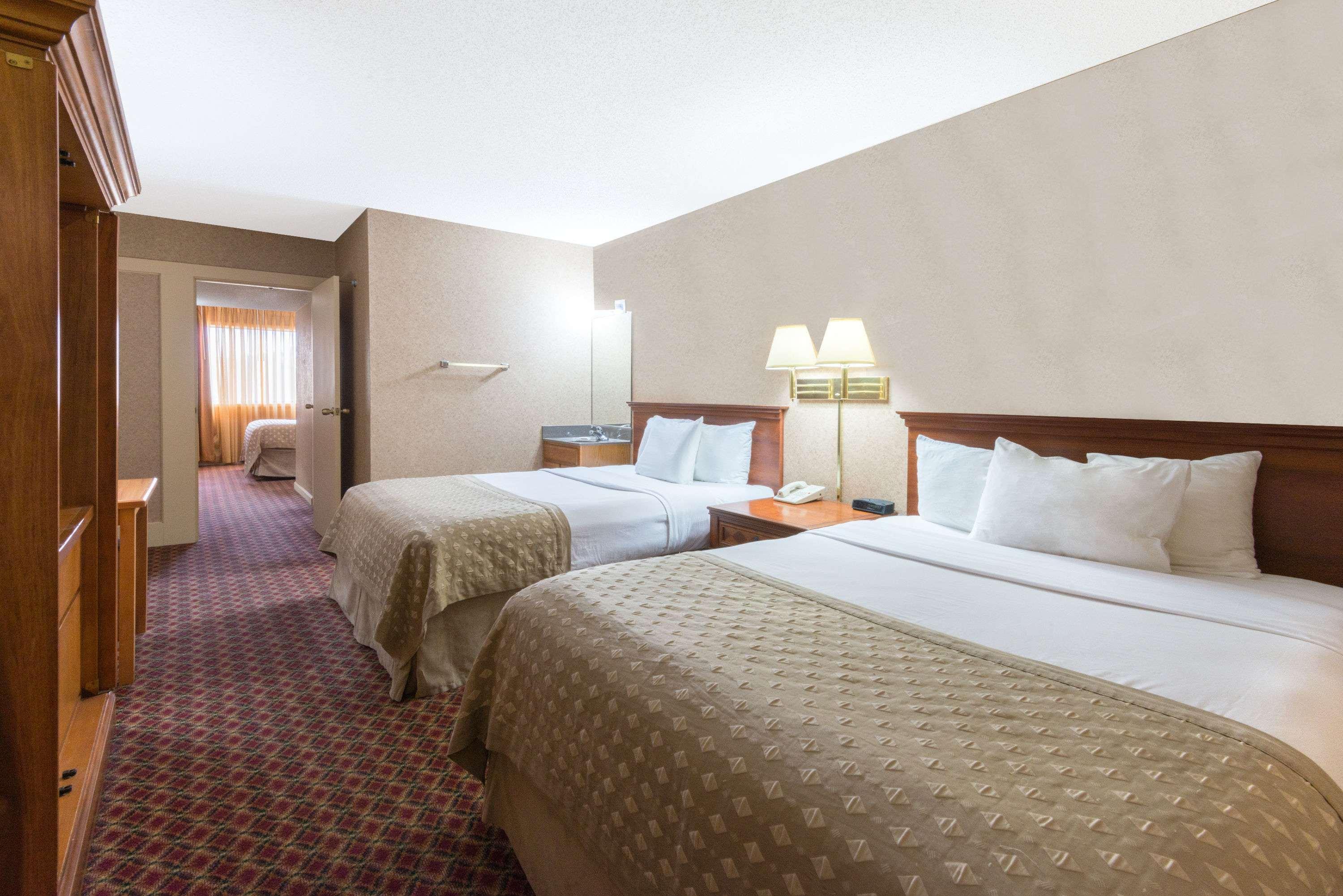 Ramada By Wyndham Topeka Downtown Hotel & Convention Center Esterno foto