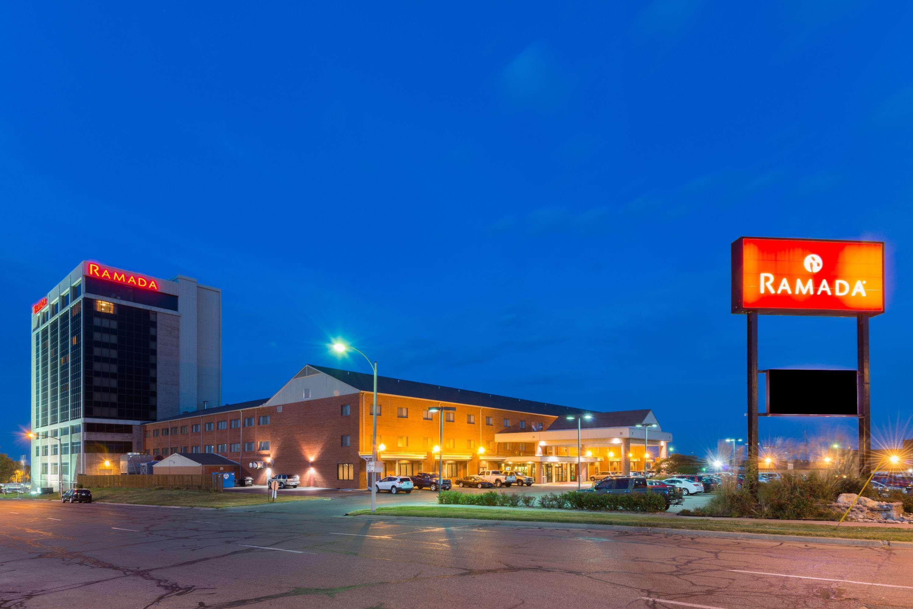 Ramada By Wyndham Topeka Downtown Hotel & Convention Center Esterno foto