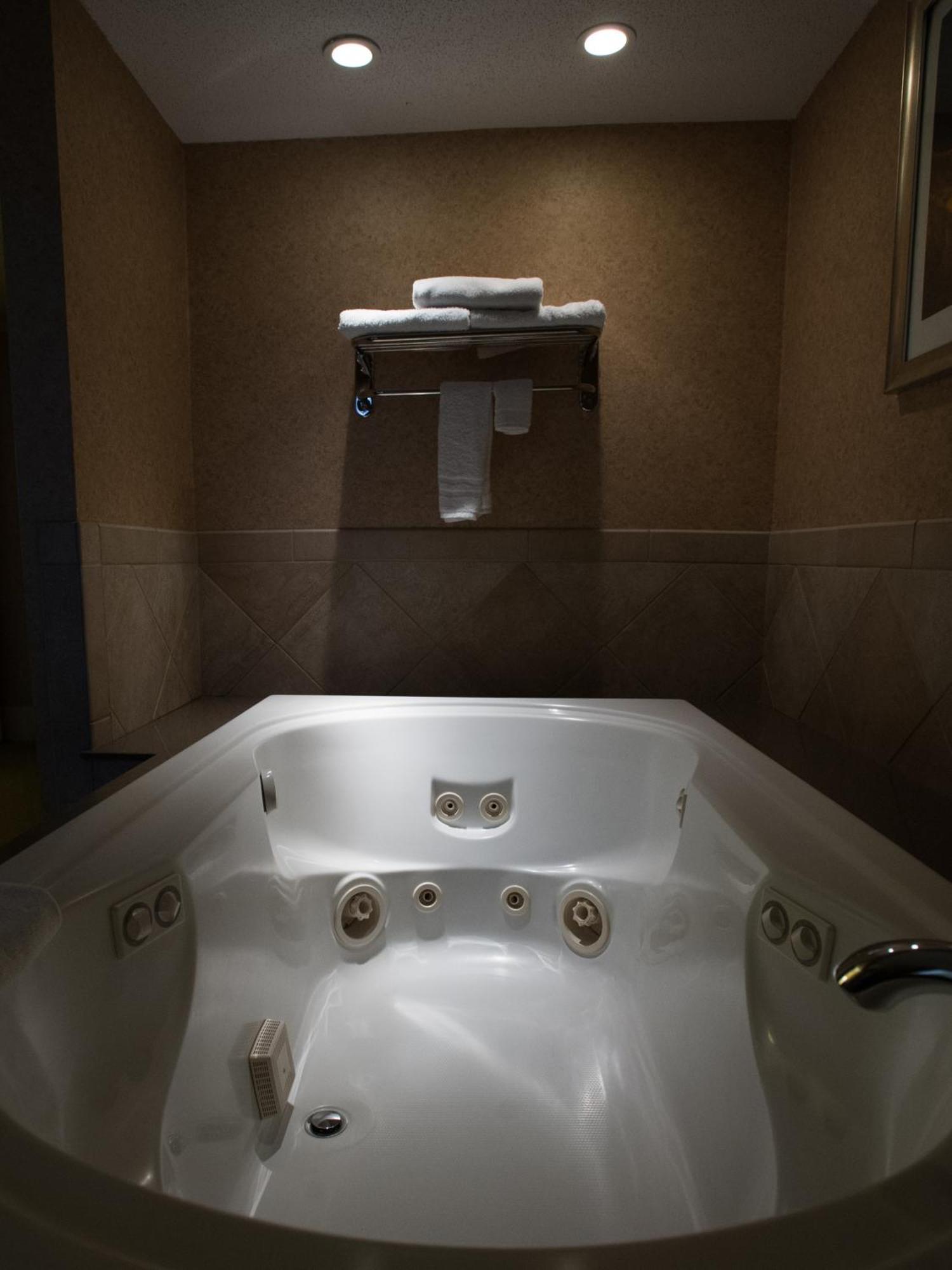 Ramada By Wyndham Topeka Downtown Hotel & Convention Center Esterno foto