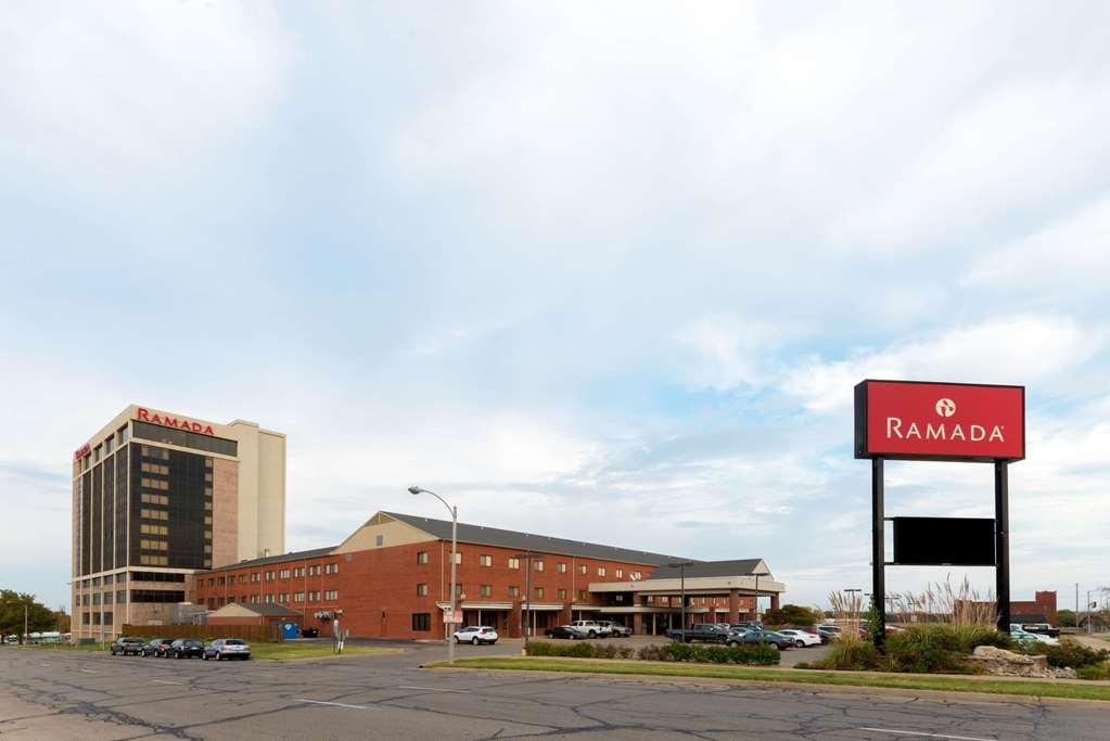 Ramada By Wyndham Topeka Downtown Hotel & Convention Center Esterno foto