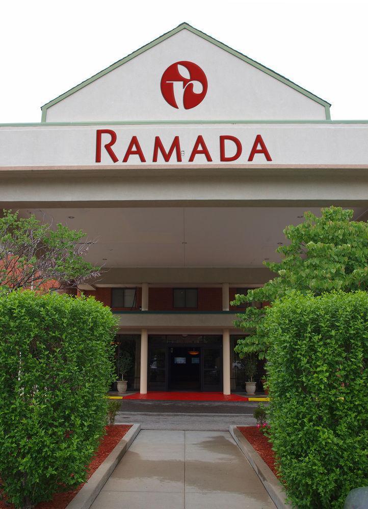 Ramada By Wyndham Topeka Downtown Hotel & Convention Center Esterno foto