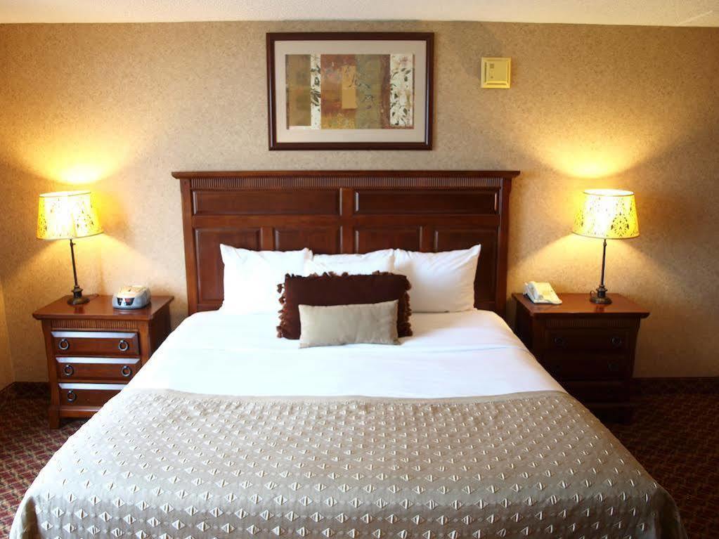 Ramada By Wyndham Topeka Downtown Hotel & Convention Center Esterno foto