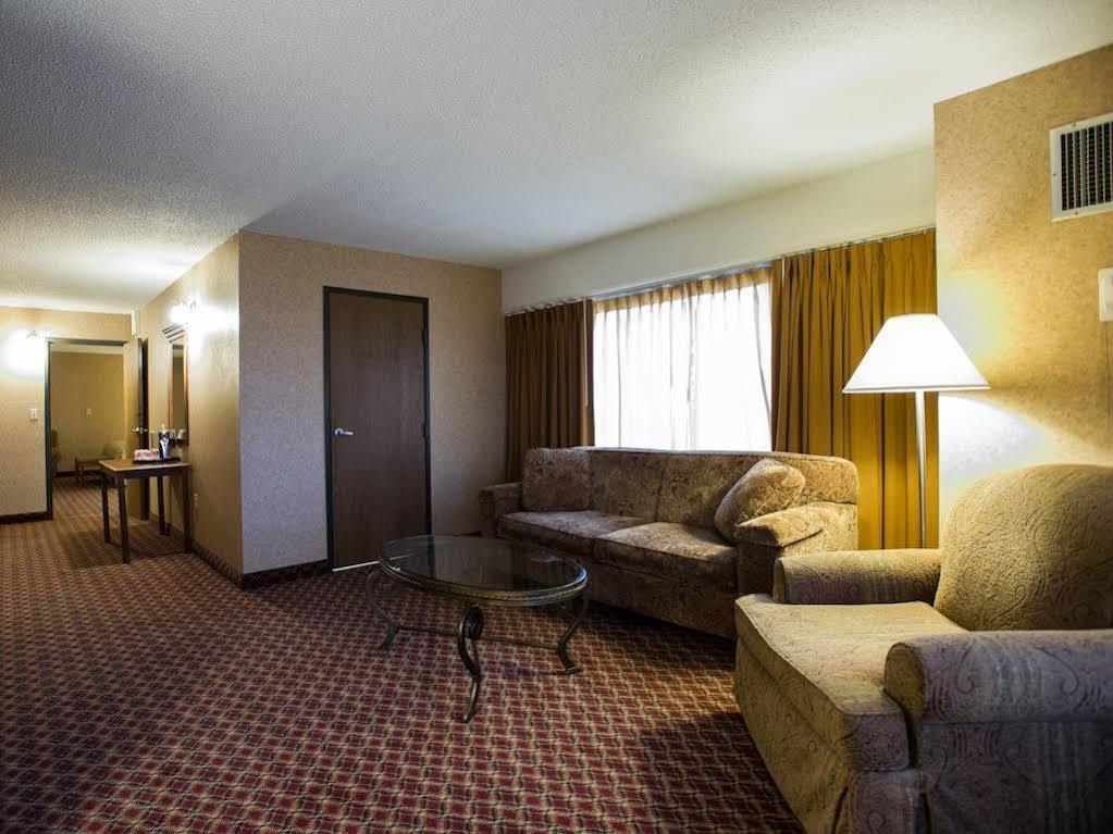 Ramada By Wyndham Topeka Downtown Hotel & Convention Center Esterno foto