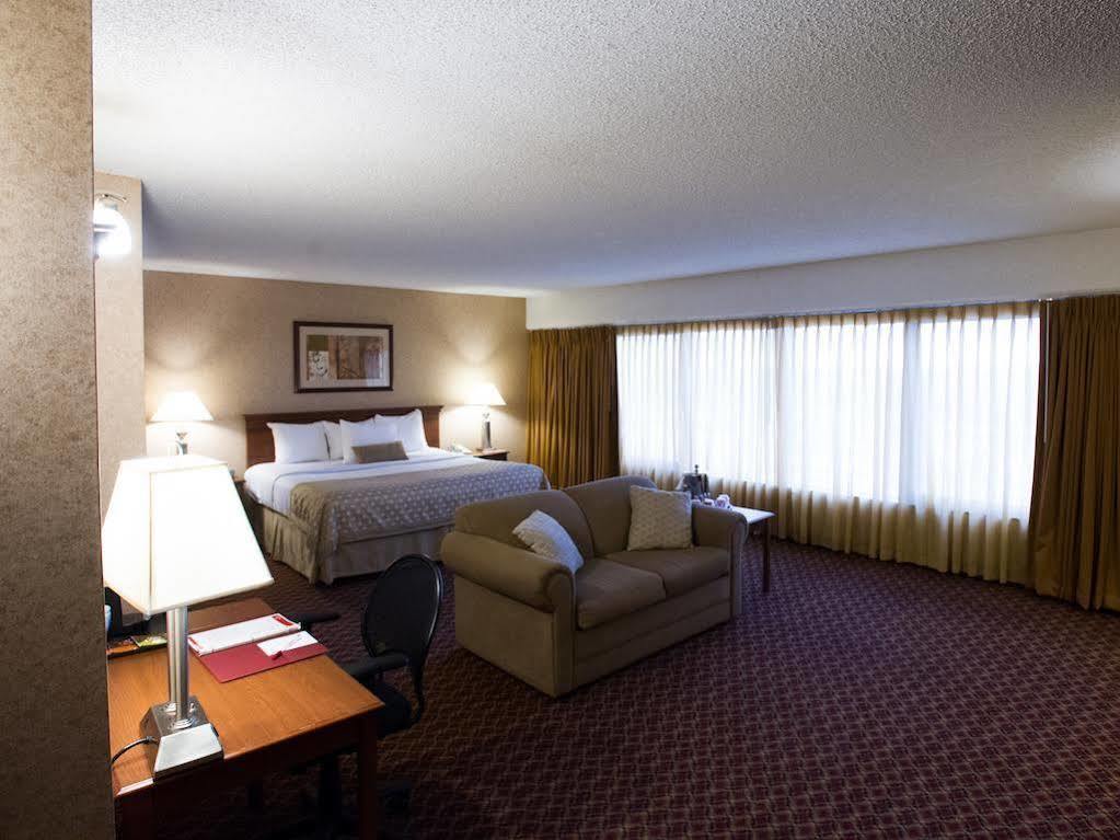 Ramada By Wyndham Topeka Downtown Hotel & Convention Center Esterno foto
