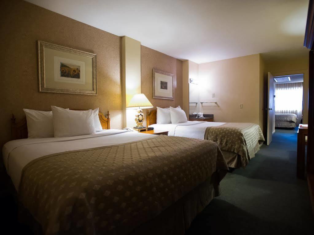 Ramada By Wyndham Topeka Downtown Hotel & Convention Center Esterno foto
