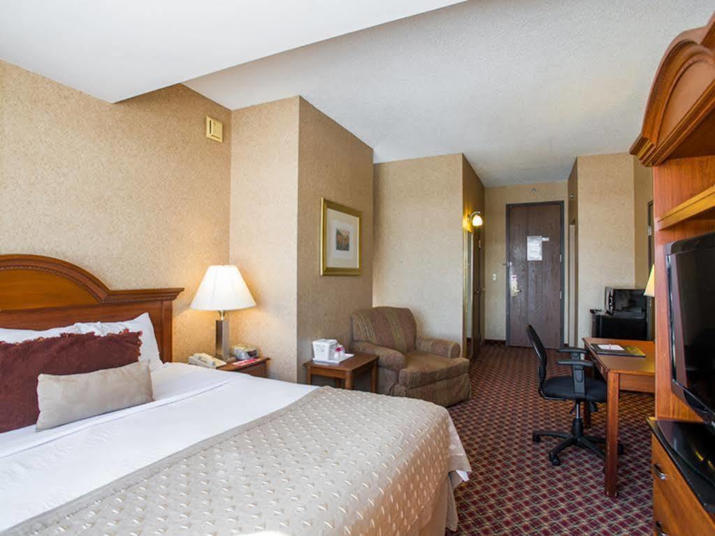 Ramada By Wyndham Topeka Downtown Hotel & Convention Center Esterno foto