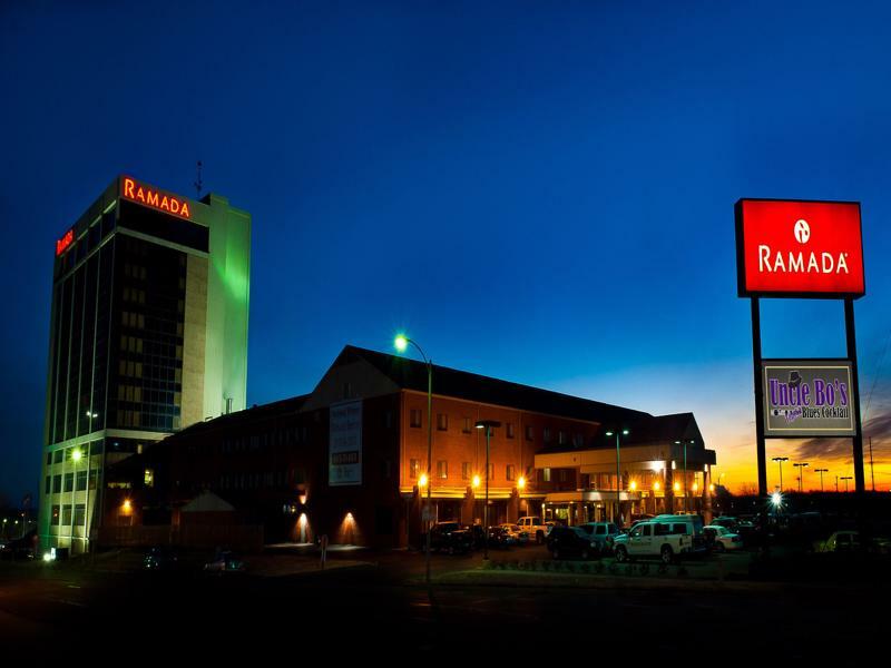 Ramada By Wyndham Topeka Downtown Hotel & Convention Center Esterno foto