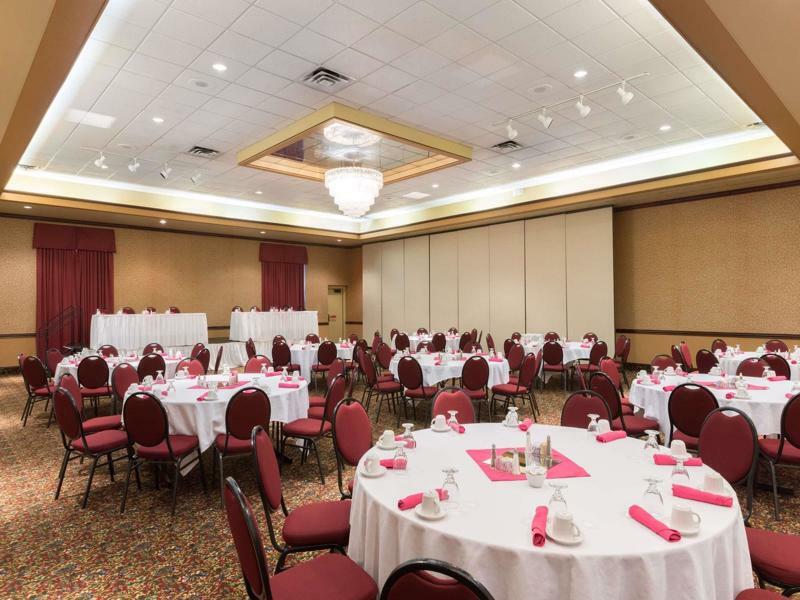 Ramada By Wyndham Topeka Downtown Hotel & Convention Center Esterno foto