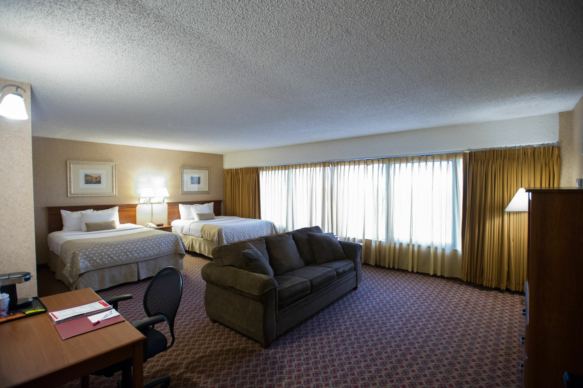 Ramada By Wyndham Topeka Downtown Hotel & Convention Center Esterno foto